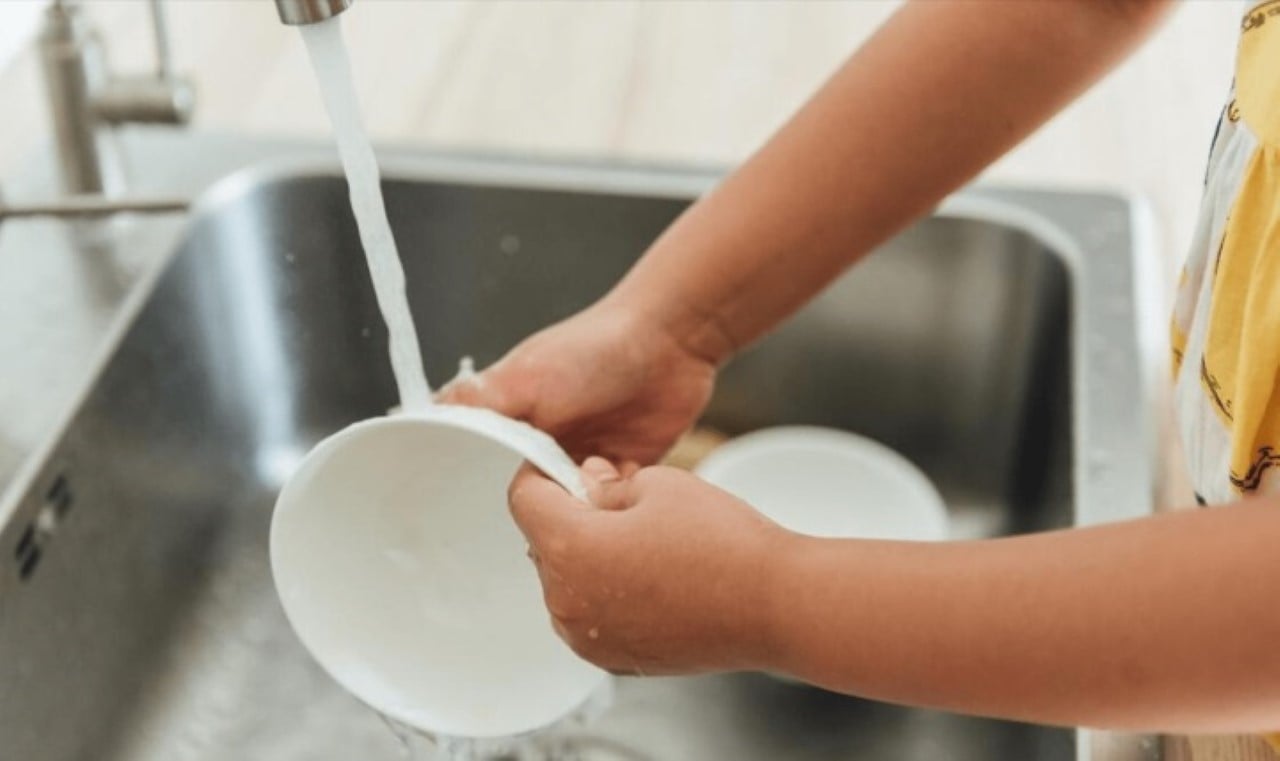 Chỉ cần 15 phút rửa chén có thể giúp tiêu hao khoảng 40-50 calo - tương đương với việc đi bộ chậm trong 10 phút. (Ảnh minh họa)