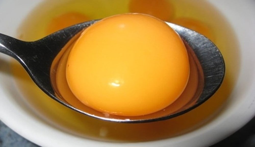 Lòng đỏ trứng chứa nhiều vitamin A, D, E cùng biotin và các axit béo quan trọng. Ảnh minh họa
