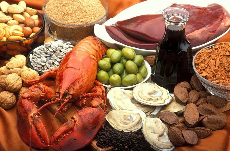 Đồng là khoáng chất cần thiết để duy trì hoạt động của enzyme tyrosinase – yếu tố thúc đẩy sản xuất melanin. Ảnh minh họa