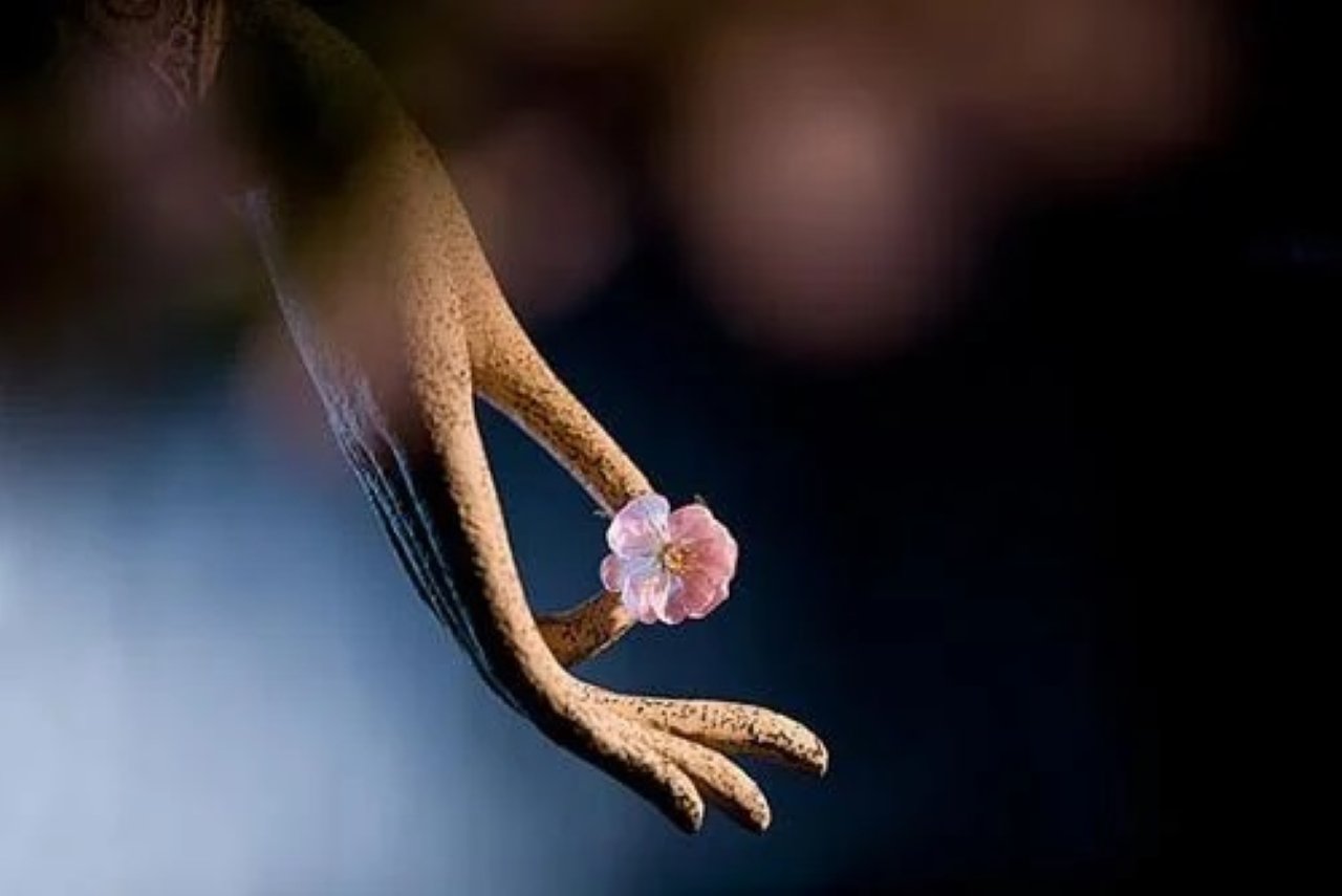 Lời phỉ báng tạo ra năng lượng tiêu cực, làm tan rã các công đức, phước báu đã tích lũy trước đó. Giống như nước sôi gặp tuyết, công đức tan biến rất nhanh. (Ảnh minh họa)