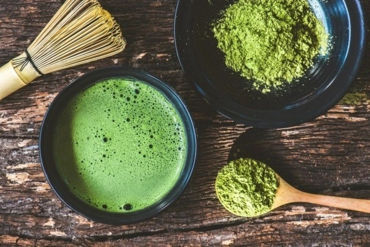 Matcha chứa các chất dinh dưỡng từ toàn bộ lá trà, chứa nhiều caffeine và chất chống oxy hóa hơn so với trà xanh thông thường.