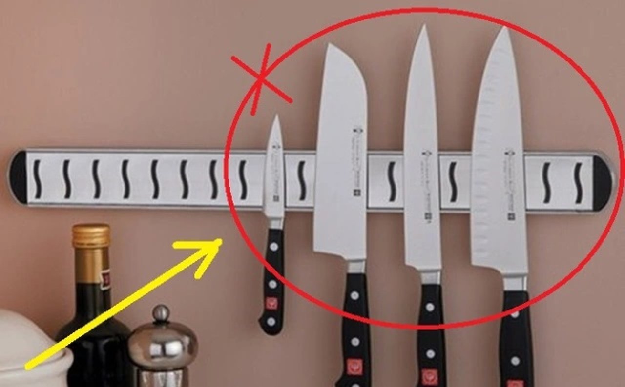 Dao kéo không sử dụng đến, tránh để để chúng ở nơi dễ thấy như bàn trà, bàn ở phòng khách, bàn ăn... Bởi chúng mang sát khí khá nặng. (Ảnh minh họa)