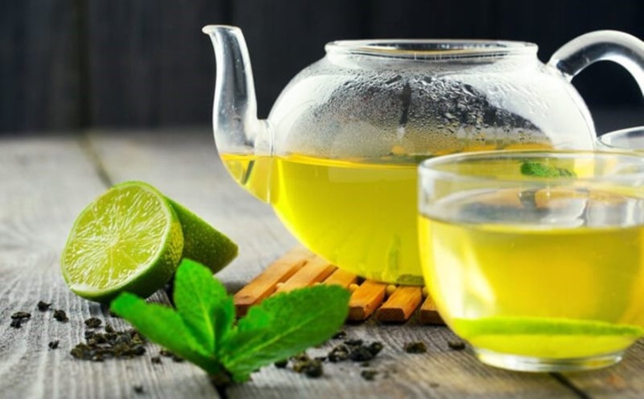 Người bị tiểu đường uống trà xanh và pha thêm chanh sẽ giúp ổn định đường huyết. (Ảnh minh họa)