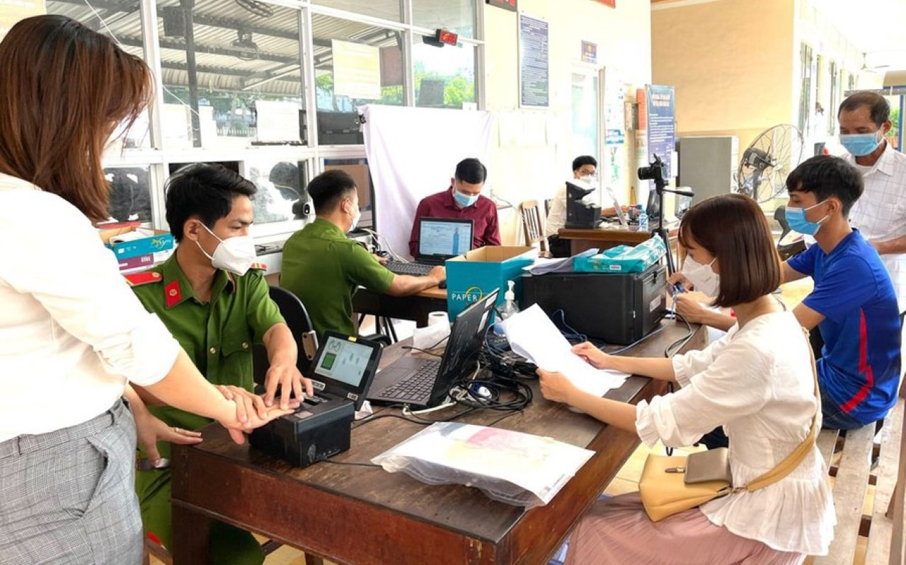 Chiếm đoạt, sử dụng trái phép thẻ căn cước sẽ bị phạt đến 4 triệu đồng từ ngày 15/12/2025. (Ảnh minh họa)