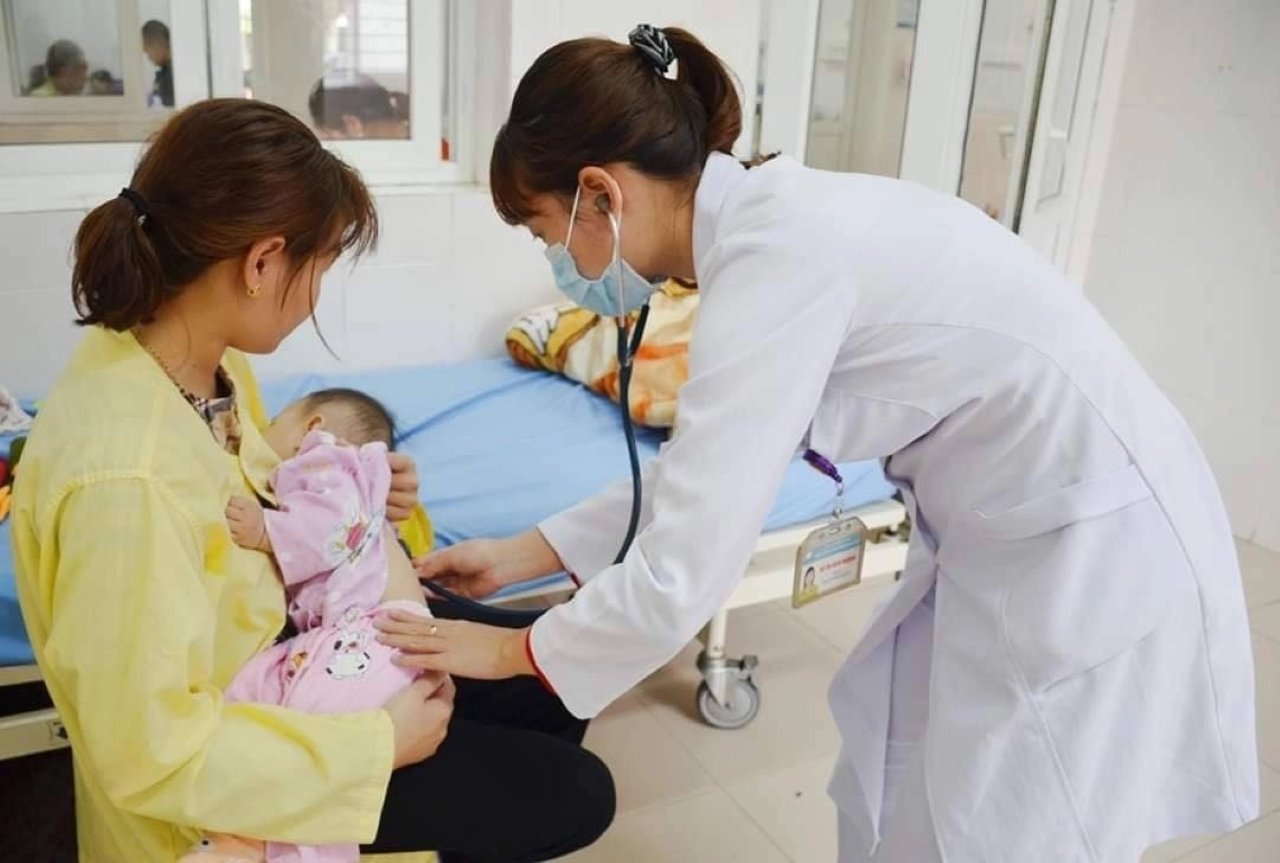 Cha mẹ nghỉ chăm con dưới 7 tuổi ốm được hưởng trợ cấp 75% tiền lương đóng BHXH. (Ảnh minh họa)