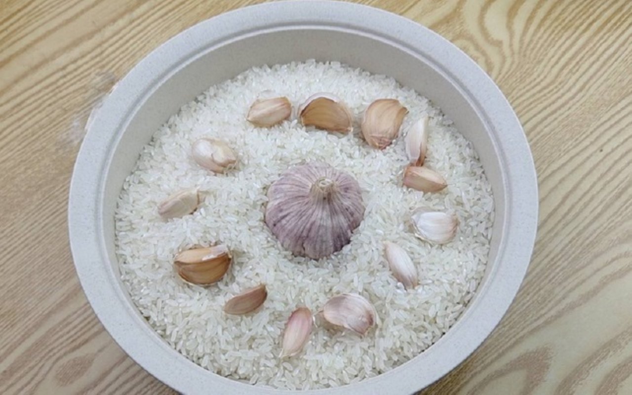 Tỏi chống lại sự phát triển của nấm mốc và vi khuẩn trong thùng gạo. 