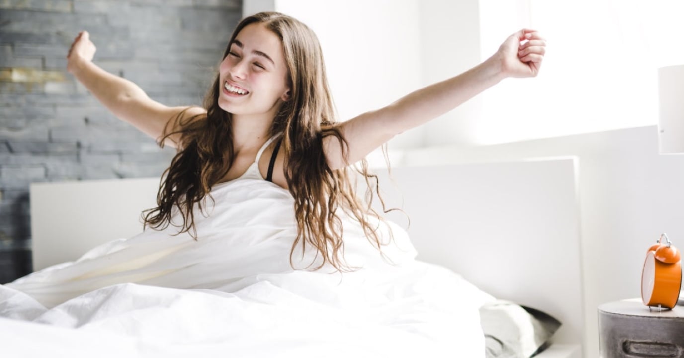 Để duy trì vẻ ngoài tươi trẻ, hãy tránh thức khuya và làm việc quá sức, đảm bảo ngủ đủ 7-8 tiếng mỗi đêm.