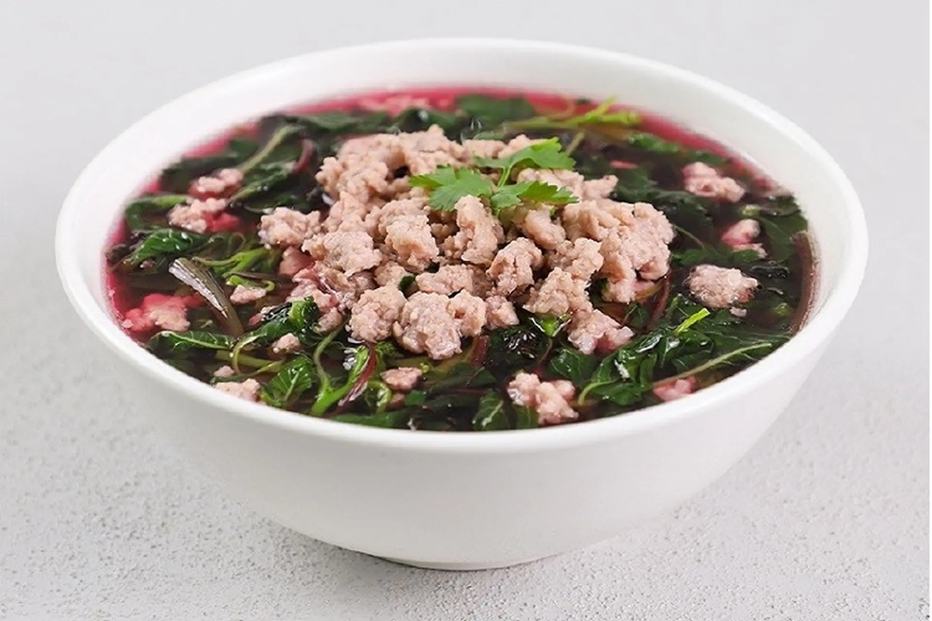 Rau dền và rau sam cũng cần được chần nhanh trong nước sôi có thêm chút muối và dầu để rau giữ được màu xanh. Ảnh minh họa