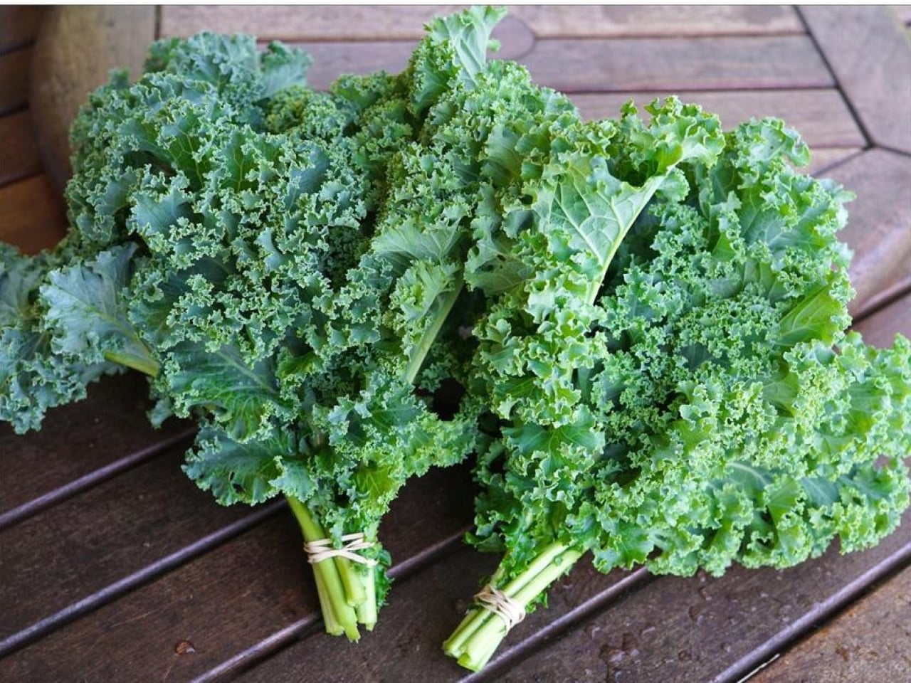 Những loại rau có lá xanh đậm như cải xoăn, cải bó xôi, bông cải xanh là nguồn canxi mà nhiều người không ngờ tới.