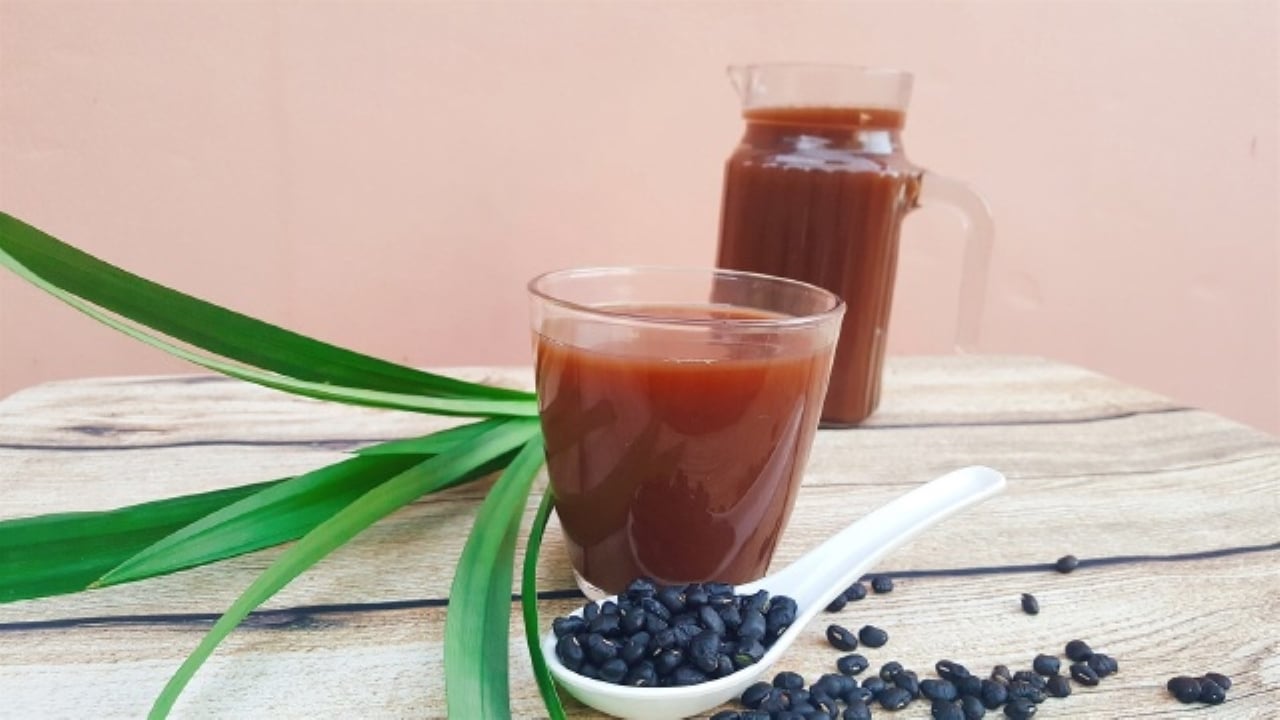 Nước đậu đen lá dứa uống tốt cho sức khỏe, đặc biệt đối với người có axit uric cao và nguy cơ gout.