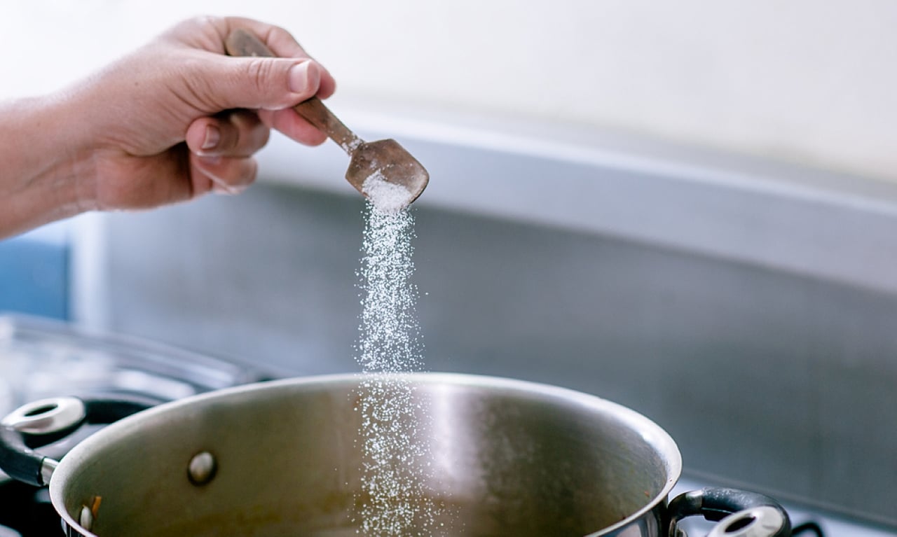 Chế độ ăn nhiều muối trong thời gian dài rất có hại cho sức khỏe dạ dày. (Ảnh minh họa)