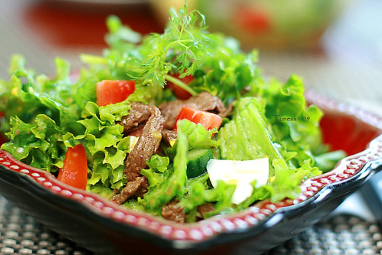 Một bữa tối lành mạnh, ít dầu mỡ với salad xà lách giúp cơ thể không phải làm việc quá tải trong lúc ngủ, từ đó cải thiện độ sâu của giấc ngủ.