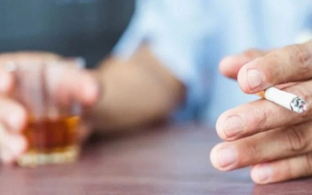  Tránh hút thuốc và uống rượu. (Ảnh minh họa)