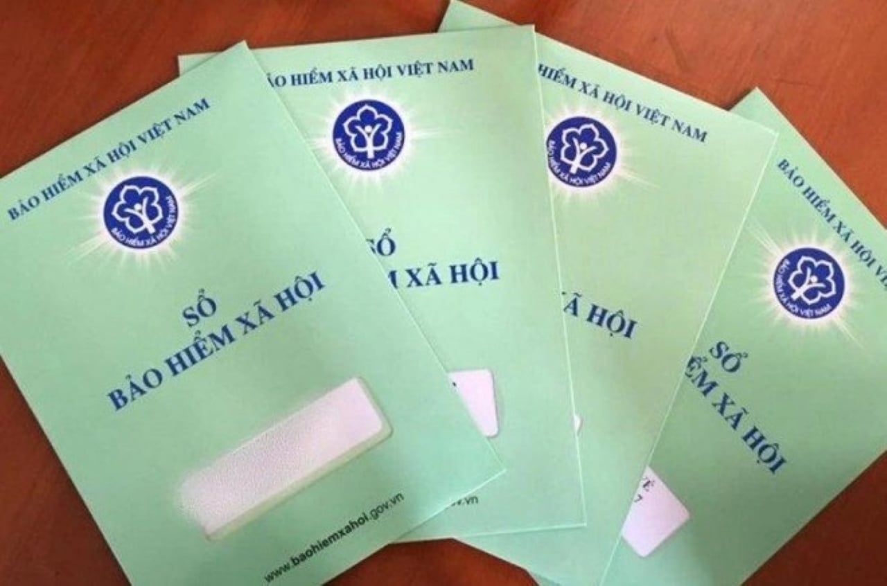 Chậm nhất đến ngày 1/1/2016, cơ quan BHXH cấp sổ BHXH bằng bản điện tử cho người tham gia. Sổ BHXH giấy chỉ cấp khi người lao động yêu cầu, theo quy định mới của Luật BHXH 2024.