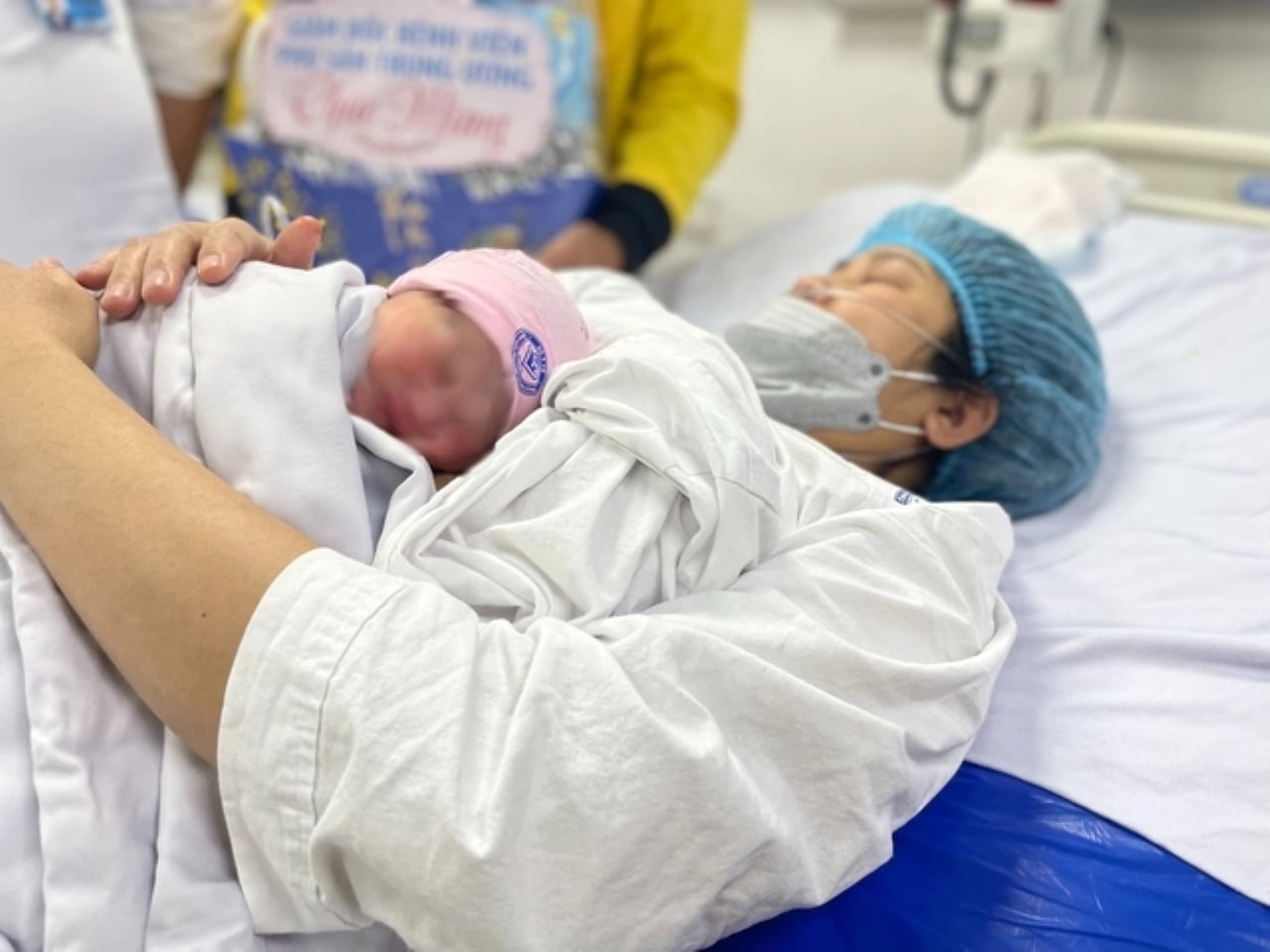 Phụ nữ sinh 2 con được hưởng nhiều chính sách đặc biệt. (Ảnh minh họa)