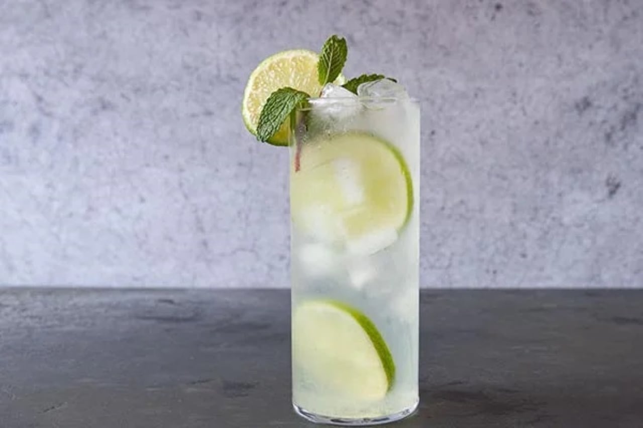 Cơ thể thiếu nước sẽ làm làn dao xấu xí, hãy bổ sung các loại nước, trong đó nước chanh cực kỳ hiệu/