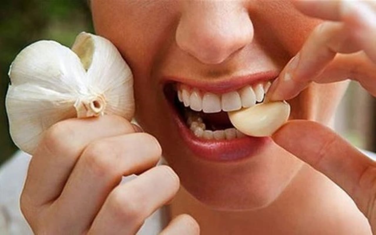 Chất Allicin chứa trong tỏi không chỉ có thể tiêu diệt vi khuẩn có hại trong cơ thể mà còn loại bỏ các gốc tự do có hại, bảo vệ cơ thể khỏi nhiều loại vi khuẩn và bệnh tật. (Ảnh minh họa)