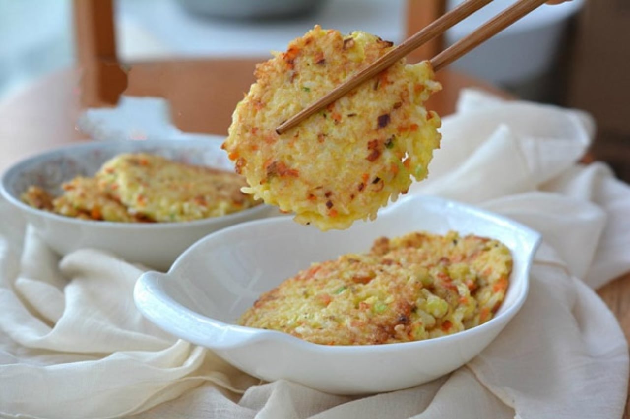 Thành phẩm món cơm nguội trứng rán giòn rụm, thơm ngon