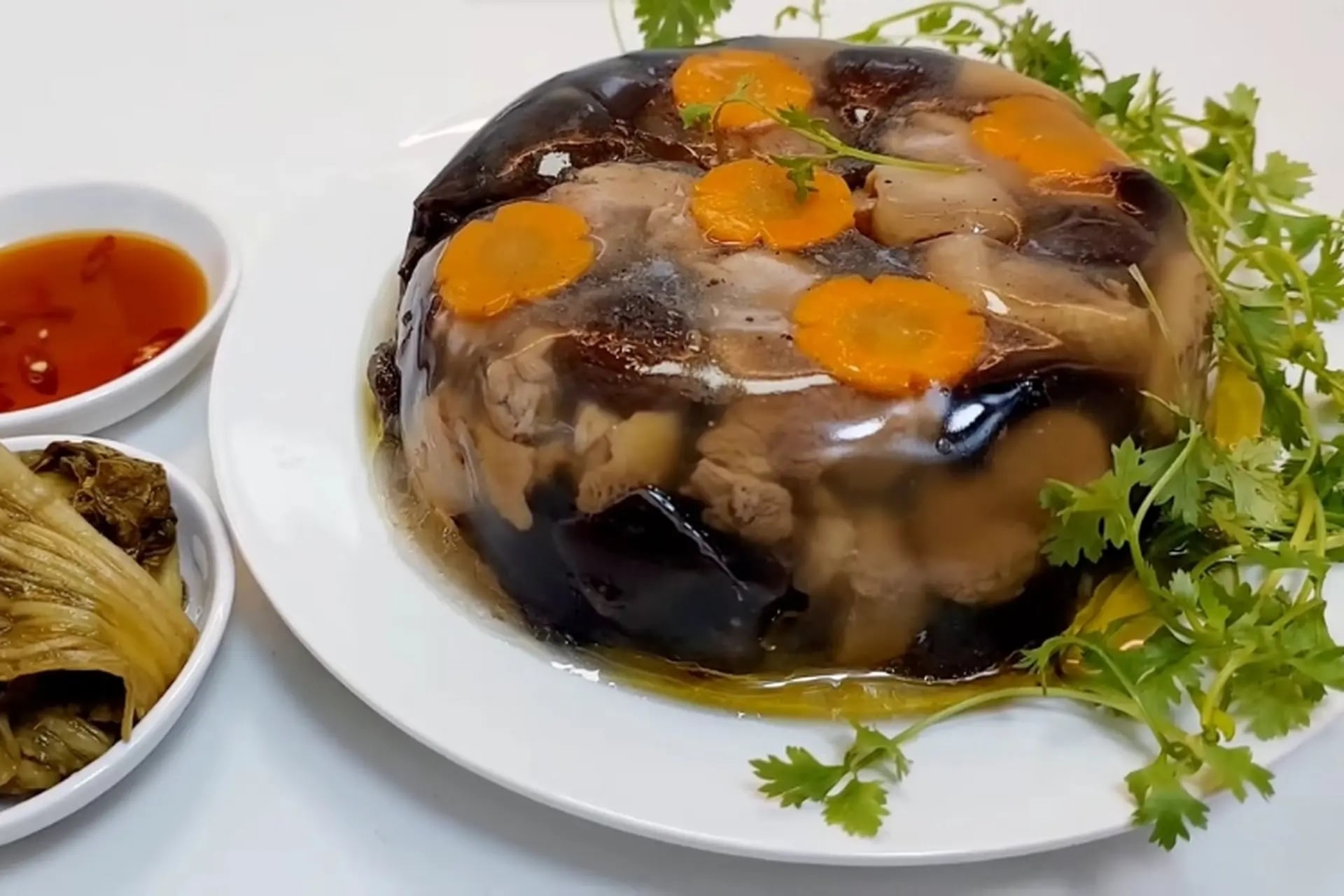 Khi ăn, cần khéo léo úp ngược bát thịt đông vào đĩa sao cho phần đông không bị vỡ, giữ được nguyên vẹn hình chiếc bát úp với phần đông trong veo đẹp mắt xen kẽ màu hồng nhạt của thịt, màu nâu của nấm, mộc nhĩ và màu trắng của mỡ của bì.