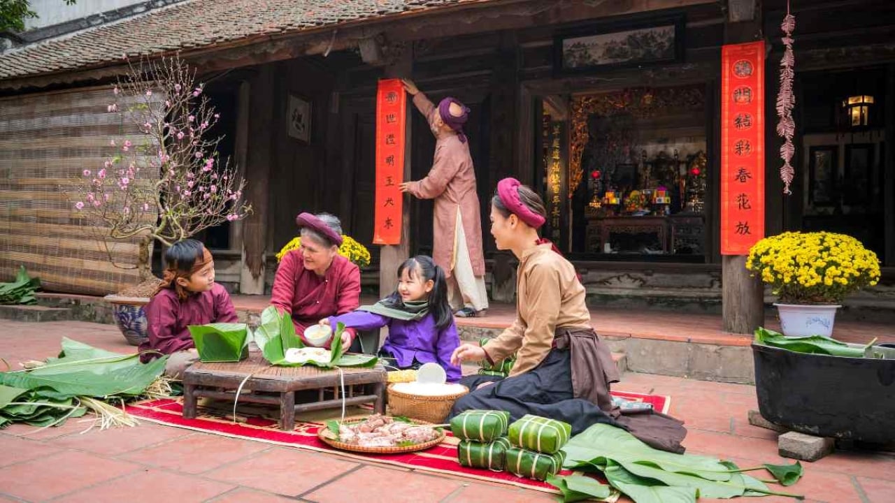 Ngày 27 Tết (14/02), ngày 28 Tết (15/02) hoặc sáng ngày 29 Tết Giao thừa (16/02 từ 6h00 - 12h00 giờ) là những ngày giờ đẹp để dán câu đối. (Ảnh minh họa)