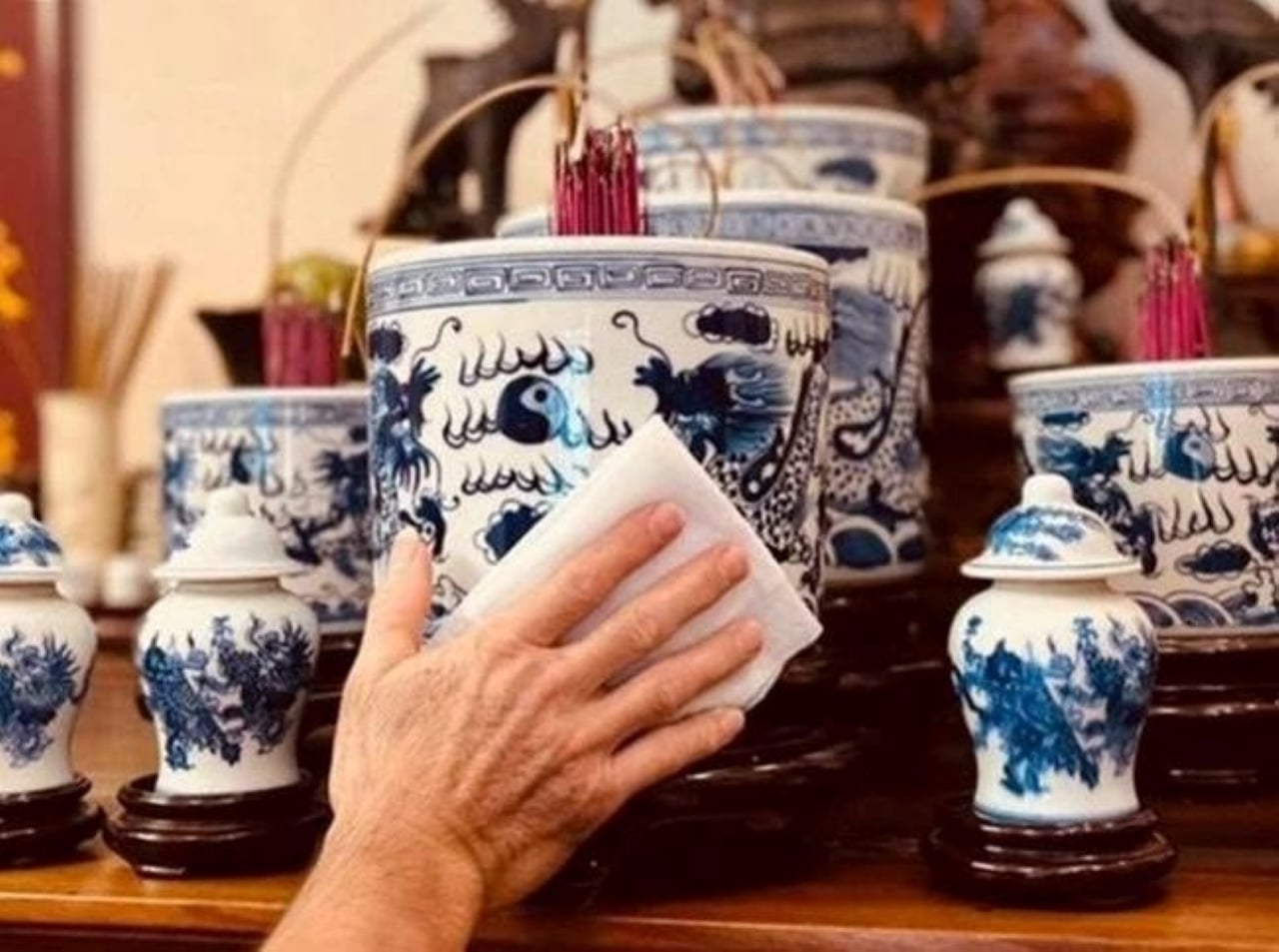 Bao sái bàn thờ, rút tỉa chân nhang đón Tết. (Ảnh minh họa)