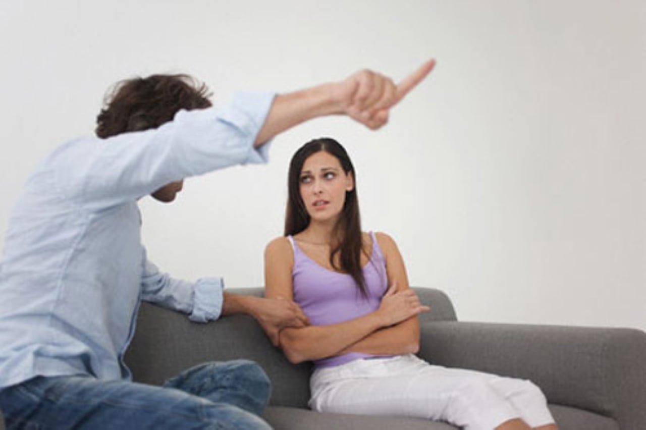 Đàn ông thiếu bản lĩnh thường thích tỏ ra kẻ cả, họ không những dễ nóng giận, phật ý... (Ảnh minh họa)