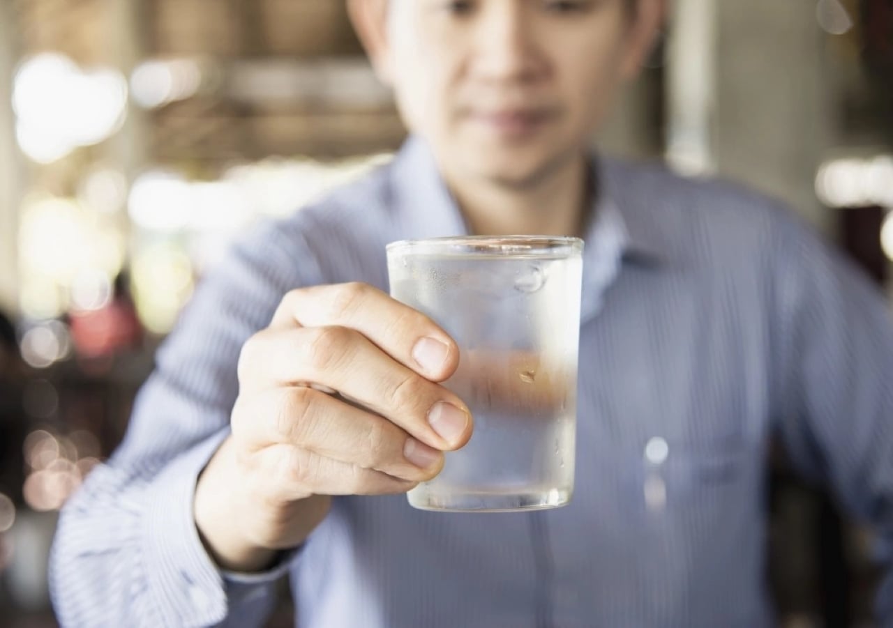 Rượu làm cơ thể mất nước và rút cạn chất điện giải. Việc tiêu thụ đồ uống thể thao có chứa chất điện giải bổ sung sẽ giúp khôi phục lại sự cân bằng chất điện giải và đồng thời giúp cơ thể giữ nước. (Ảnh minh họa)