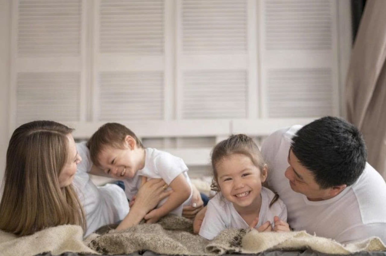 Khi trẻ đã bắt đầu cảm thấy buồn ngủ, cha mẹ có thể dùng ngón tay móc vào bàn tay của trẻ để vận động cơ tay và học cách cầm đồ vật nhanh hơn. (Ảnh minh họa)