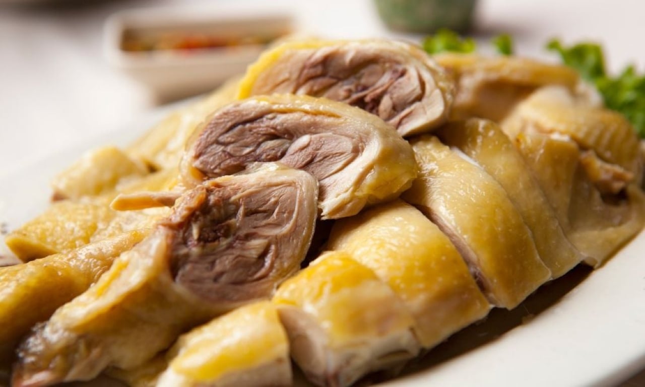 Thịt gà khi hâm đi hâm lại nhiều lần các protein trong thịt sẽ biến đổi và có thể gây ra các vấn đề tiêu hóa. (Ảnh minh họa)