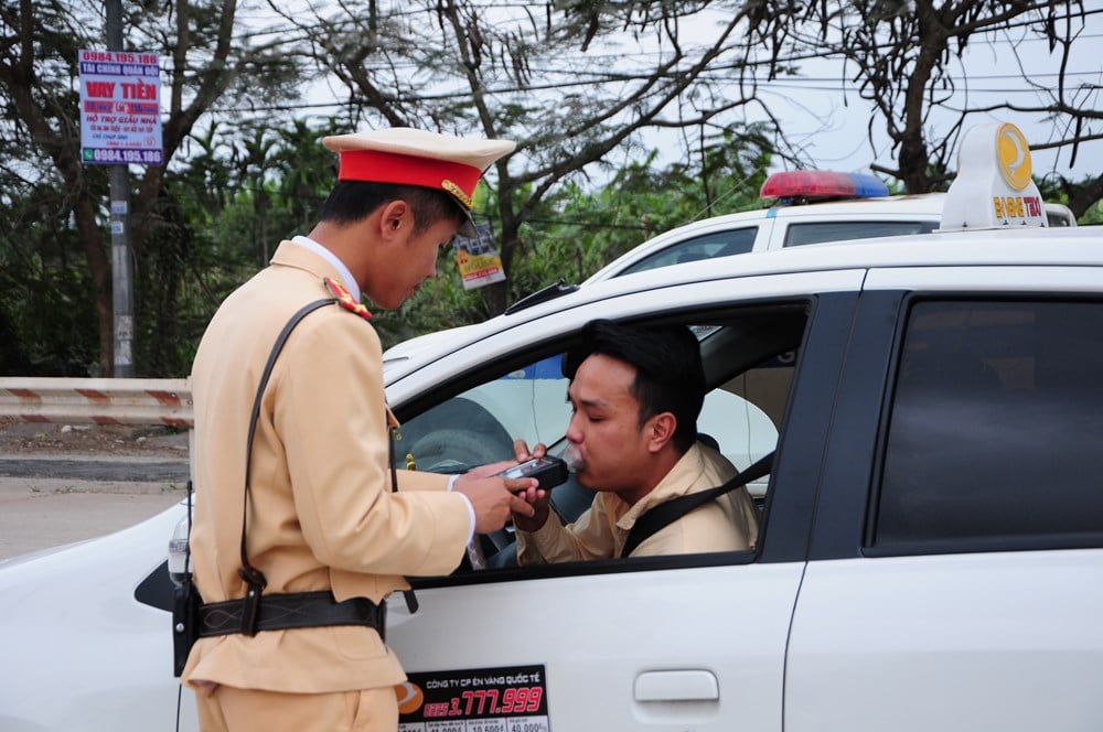 Trong ngày hôm nay 18/2 (tức mùng 2 Tết) lực lượng chức năng đã xử lý hơn 2.800 tài xế vi phạm nồng độ cồn. (Ảnh minh họa)