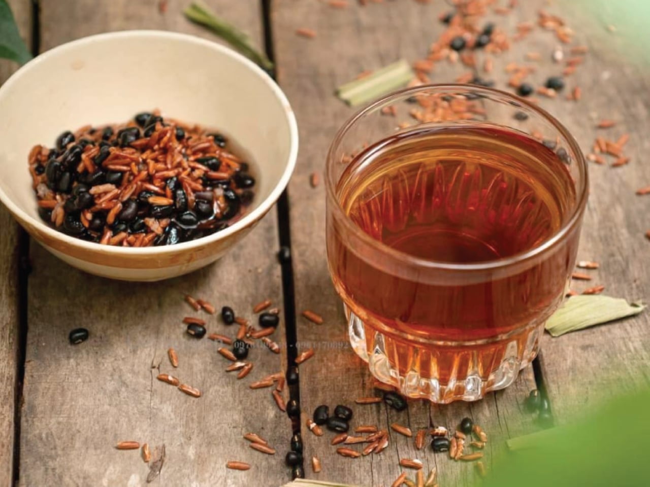 Uống trà gạo lứt giúp bạn loại bỏ độc tố và các chất không tốt ra khỏi cơ thể.