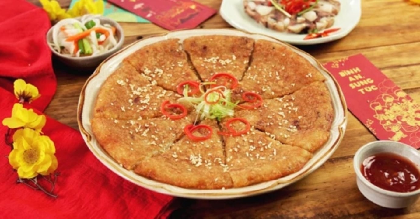 Bánh chưng rán ăn cùng tương ớt hoặc nước mắm ớt, các loại dưa muối.