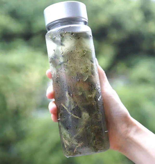 Trà dùng nước lạnh để chiết trà lại càng tăng tính “âm”, giúp hạ hỏa tâm can, trấn tĩnh khí huyết. 