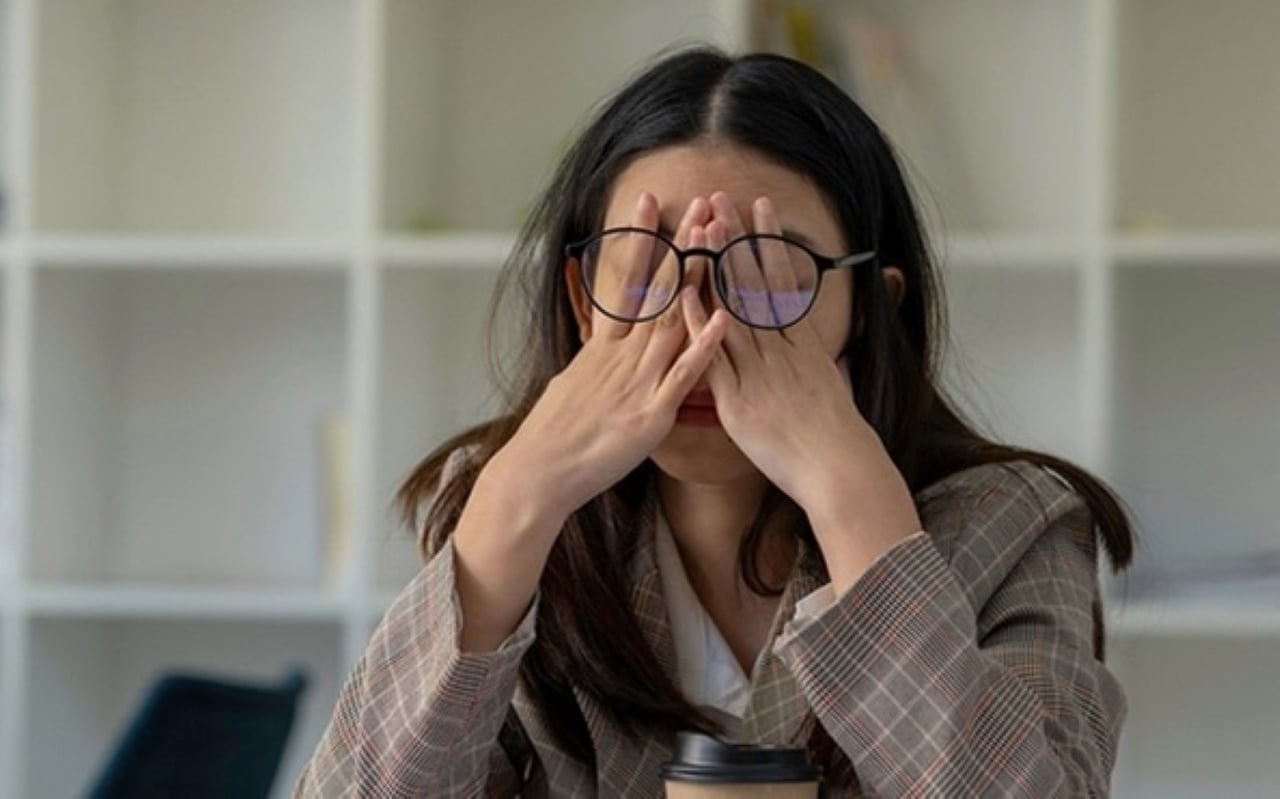 Già đi là một quá trình tự nhiên mà không ai có thể tránh khỏi. Tuy nhiên, không phải lúc nào sự lão hóa cũng đến một cách ồn ào. Trên thực tế, cơ thể thường gửi đi những “tín hiệu cảnh báo” rất sớm, chỉ là nhiều người bỏ qua hoặc cho rằng đó chỉ là mệt mỏi tạm thời. (Ảnh minh họa)