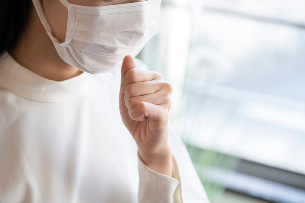 Bàn tay là nơi tiếp xúc với rất nhiều bề mặt như điện thoại, tay nắm cửa, nút bấm thang máy – những vị trí có nguy cơ chứa virus rất cao. Ảnh minh họa