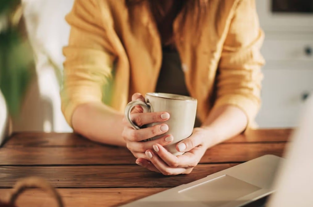 Uống khoảng 3 cốc trà mỗi ngày có thể hỗ trợ làm chậm quá trình lão hóa, giảm hình thành nếp nhăn và mang lại nhiều lợi ích cho sức khỏe. Ảnh minh họa