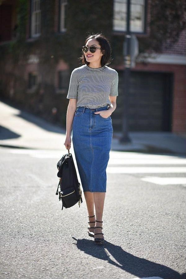 Chân váy dài chất liệu jeans kết hợp với áo thun kẻ sọc chưa bao giờ trở nên lỗi thời - Ảnh: Internet    