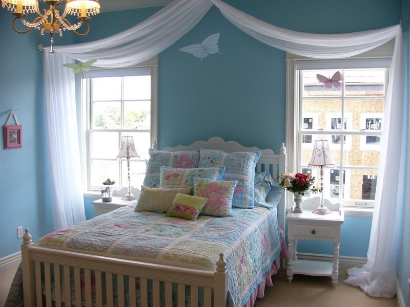 Màu xanh da trời nhạt thường được sử dụng trong các thiết kế phòng ngủ nhỏ vì nó tạo cảm giác mát mẻ, dễ chịu lại không làm phòng bó hẹp    