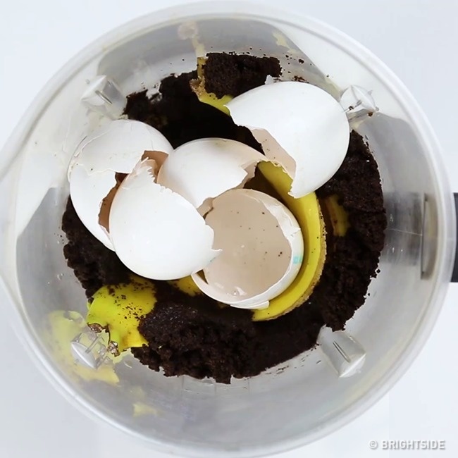 Cùng cho vỏ chuối, bã cà phê và vỏ trứng vào máy say sinh tố.