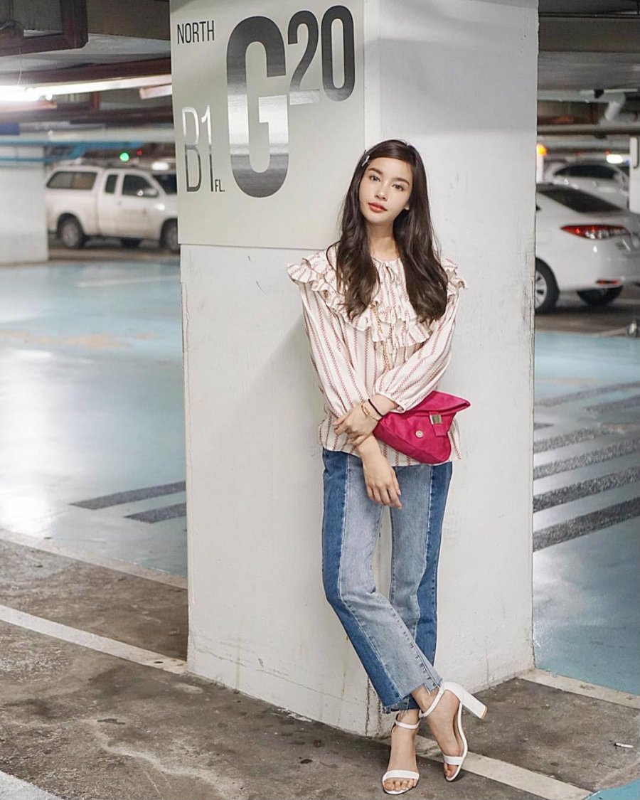 Không xuất hiện dày đặc như những set đồ hot trend thời thượng khác nhưng áo điệu + quần jeans vẫn luôn điểm danh đều trong các bức hình street style của con gái châu Á, đặc biệt là vào những ngày hè không quá oi, trời dịu mát như thế này.