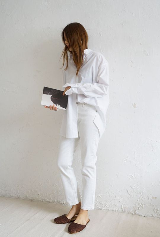 Một chút sơ mi kết hợp cùng jeans trắng, bạn đã có ngay cả cây trắng white-on-white sành điệu. Trong trường hợp này, set đồ với toàn gam màu sáng không những chẳng mờ nhạt chút nào mà còn tạo hiệu ứng vô cùng tươi mới, nổi bật và trẻ trung.