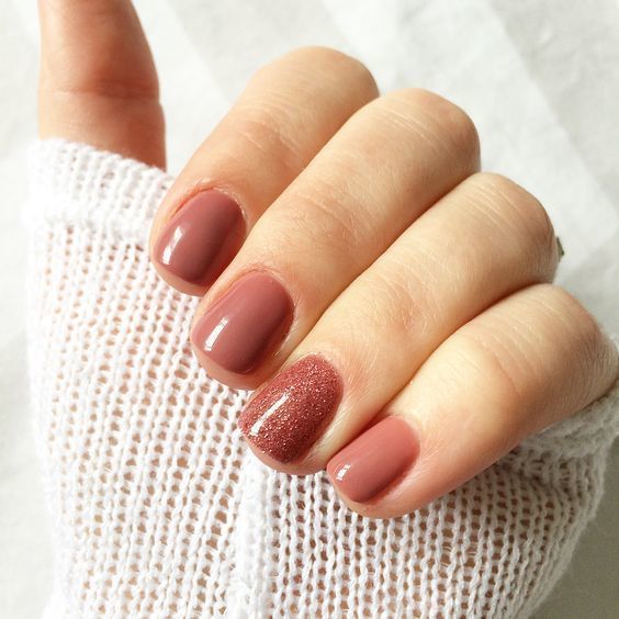 Mẫu nail màu hồng dễ thương: Một bộ móng tay được thiết kế đặc biệt với màu hồng thông thường đã đủ để làm cho bạn cảm thấy tự tin, nhưng mẫu nail màu hồng dễ thương sẽ làm cho bạn cảm thấy đầy cuốn hút. Với họa tiết và kiểu dáng cực kỳ đa dạng, móng tay của bạn sẽ chính là phiên bản cá nhân cực kỳ độc đáo.