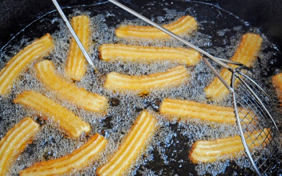 6.cach-lam-banh-quay-churros-thom-ngon-4-phunutoday.vn