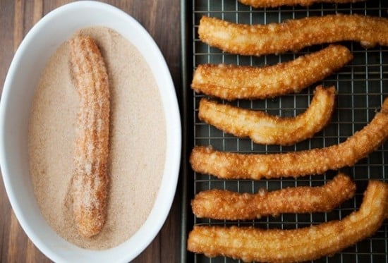 6.cach-lam-banh-quay-churros-thom-ngon-5-phunutoday.vn