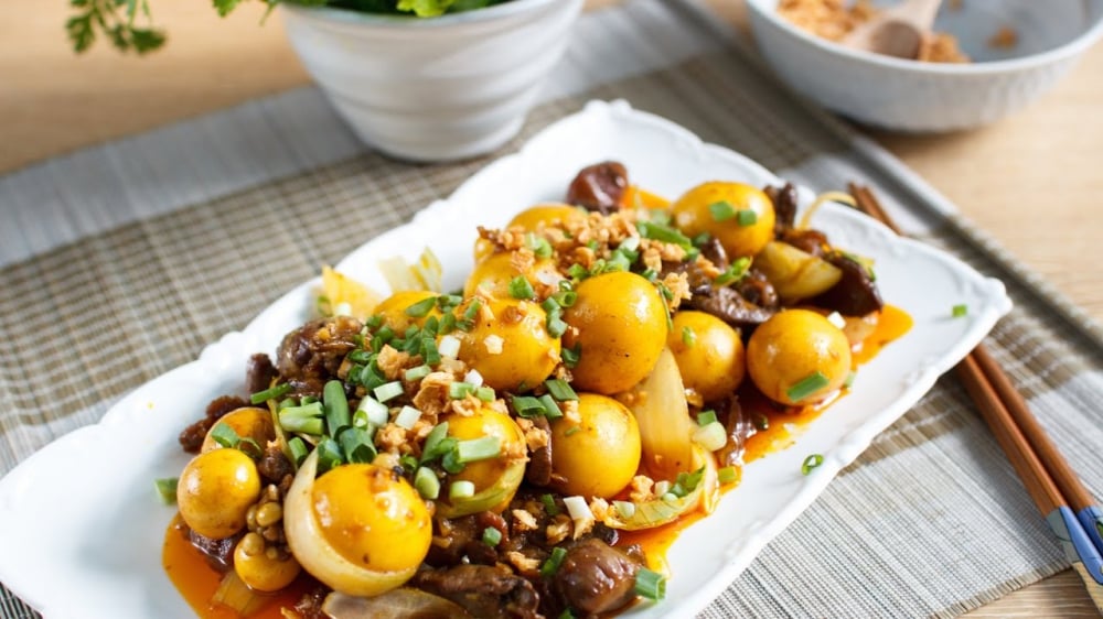 2.huong-dan-cach-lam-long-ga-trung-non-chay-toi-1-phunutoday.vn