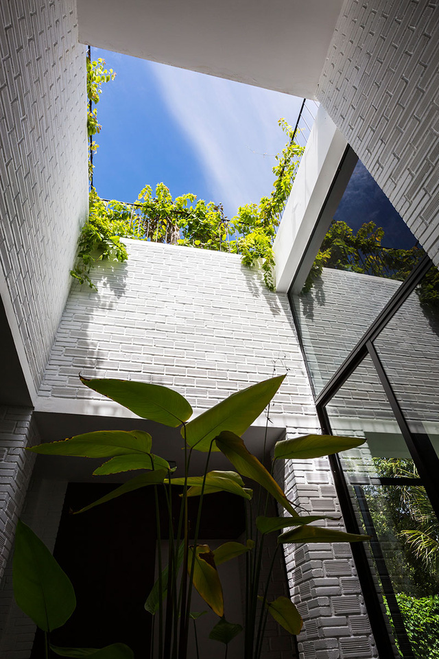Không gian nội thất được lấy cảm hứng từ phong cách tối giản của kiến trúc nhà ở Nhật Bản. Kiểu thiết kế này tạo nên sự thoáng đãng trong không gian và cảm giác thanh bình cho chủ nhân ngôi nhà.