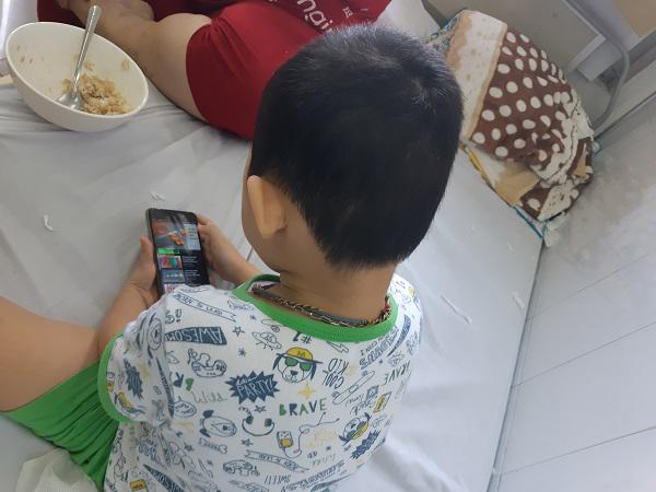 Cháu M. dùng điện thoại từ lúc 1 tháng tuổi, đến nay đã dùng hỏng hơn 10 chiếc smartphone - Khám phá
