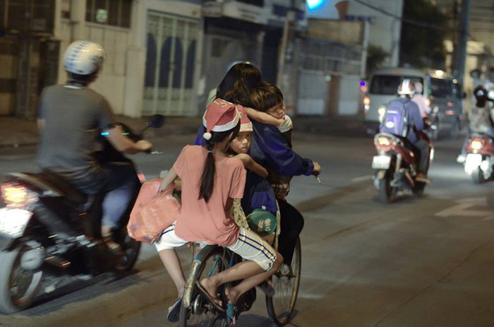 Mẹ nghèo, xe đạp: Những hình ảnh về các bà mẹ nghèo đạp xe đến trường mỗi ngày để đưa con cái đến lớp học sẽ làm bạn cảm thấy ngưỡng mộ và động lòng. Họ vượt qua mọi khó khăn để mang đến cho con cái một tương lai tốt đẹp hơn.