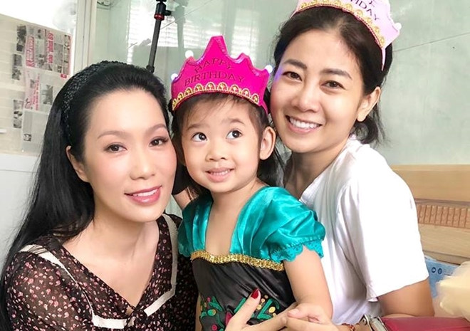 Nghệ sĩ Kim Chi cùng Mai Phương tổ chức sinh nhật cho bé Lavie tại bệnh viện hôm 21/8.