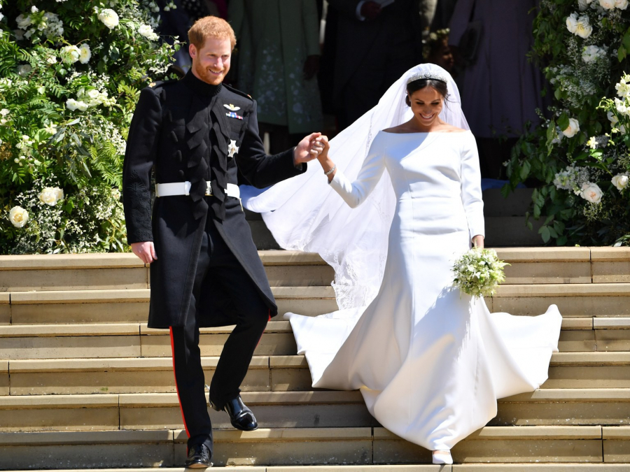 Trong đám cưới Hoàng gia cô chọn diện một chiếc giầy trắng kín ngon chân lịch sự